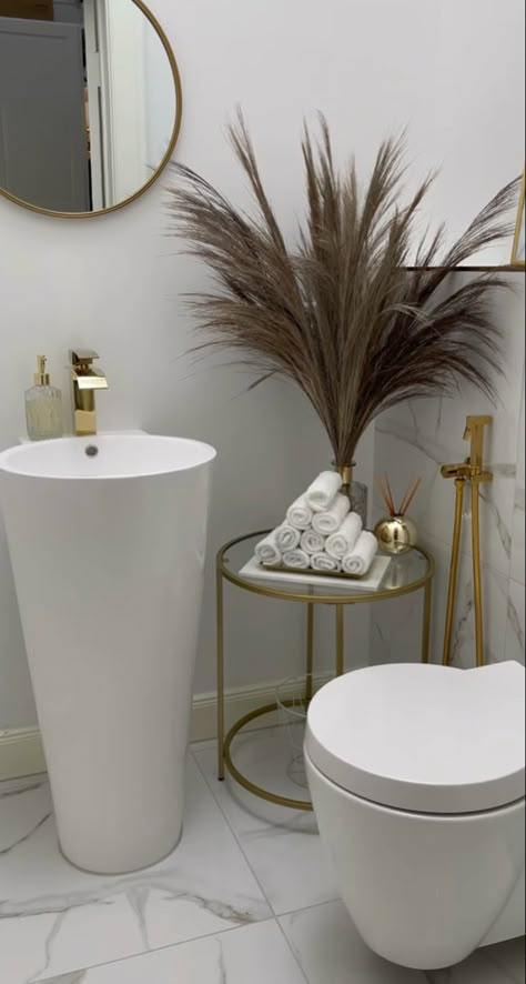 Small Powder Room Ideas Narrow, Salon Bathroom, Fall Bathroom Decor Ideas, Classy Bathroom, Beauty Bathroom, Beautiful Bathroom Decor, Gold Bathroom Decor, White Bathroom Decor, Small Room Decor