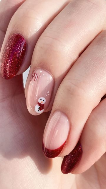 Cute Nails December, Christmas Nails Inspiration Simple, Christmas Nails One Nail Design, Pink Christmas Gel Nails, Cute Nail Inspo Christmas, Basic Nails Christmas, Winter Easy Nails, December Nails 2024, Amsterdam Nails Ideas