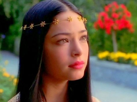 Snow white Black Hair Violet Eyes, Black Hair Purple Eyes, Kristen Kreuk, Lana Lang, Lady Gaga Pictures, White Mermaid, Kristin Kreuk, Regency Dress, Violet Eyes