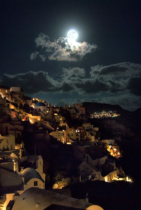 Moonlit Santorini, Greece // amazing photo that captures what it really looks like at night. magical. Santorini Grecia, Magic Places, Property Brothers, Santorini Greece, The Night Sky, Pretty Places, Albania, Places Around The World, Serbia