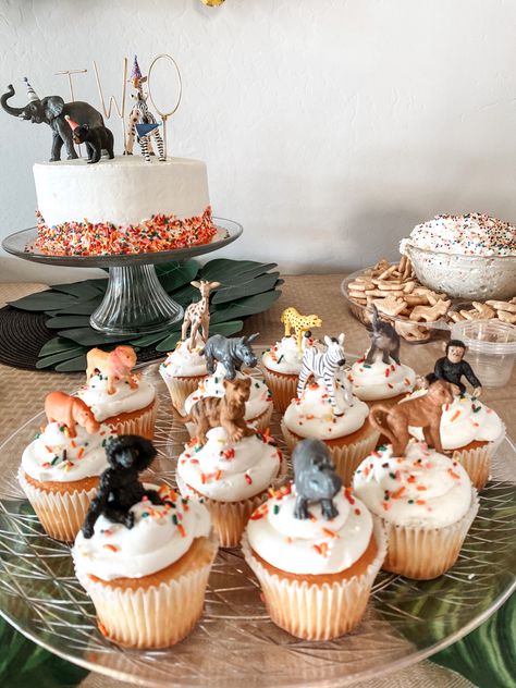 Party Animal Birthday Cupcakes, Two Wild Birthday Party Twins, Wild And Five Birthday Party, Two Wild Birthday Party Cupcakes, 2nd Birthday Jungle Theme, Wild Animal 2nd Birthday Party, Three Year Old Zoo Party, Zoo Animals Birthday Party, Two Year Old Jungle Theme Party