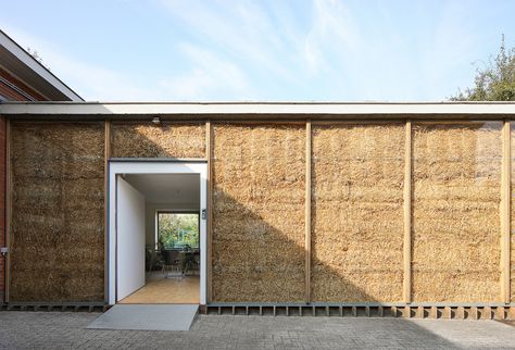 Straw Bale Building, Straw Bale House, Log Wall, Straw Bales, Rammed Earth, Architecture Images, Green Architecture, Building Permits, Insulation Materials