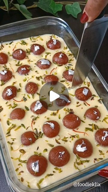 FoodieKlix 🧿 on Instagram: "Gulab jamun Fusion Dessert This easy to layer & assemble fusion dessert tastes so so good. Do give it a try.  Save and try this later🥰 ✳️❇️➖Follow➖❇️✳️  @foodieklix ☑️Use #foodieklix to get featured  Ingredients:-  Rusk Sugar Syrup/ Gulab jamun Sugar Syrup Gulab Jamuns Custard powder Milk Saffron Dry fruits for Garnishing  #rusk #gulabjamun #gulabjamundesserts #dessert #indiandessert #fusiondessert #trending #trendingrecipes #trendingvideos #viralvideos #trendingreels #recipevideo #recipecreator #homemade #fusionpudding #pudding #sweets #dessertrecipe #uniquefood #mithai #meetha #fusiondessertrecipe #foodbloggers #mumbaifoodbloggers #indianfoodbloggers #easyrecipes #quickrecipe #explorepage" Dry Jamun Recipe, Gulab Jamun Cake Recipe, Milk Powder Gulab Jamun Recipe, Easy Gulab Jamun Recipe, Easy Indian Sweet Recipes, Easy Indian Dessert Recipes, Rusk Recipe, Sweet Crepes Recipe, Easy Indian Dessert