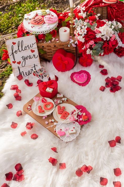 Valentines Decor Ideas, Valentines Day Proposal, Romantic Dinner Decoration, Valentines Proposal, Valentines Day Gifts For Him Boyfriends, Crafts Valentines, Romantic Valentines Day Ideas, Valentines Gift Ideas, Holiday Engagement