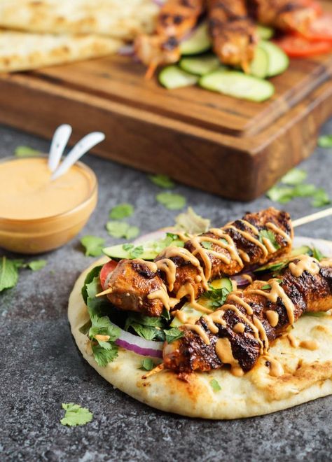 Grilled Chicken Naan Wrap with Roasted Red Pepper Tahini Sauce Naan Wraps, Tahini Sauce Recipe, Diner Recept, Vegetarian Lunch, Tahini Sauce, Roasted Red Pepper, Easy Lunch, Pita Bread, Wrap Recipes