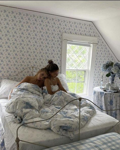 cottage core. best friend photo ideas. summer vacation aesthetic. cottage aesthetic. coastal granddaughter Paige Lorenze Room Aesthetic, Paige Lorenze Room, Paige Lorenze Apartment, Paige Lorenze House Aesthetic, Paige Lorenze Bedroom, Loveshackfancy Home, Paige Lorenze Home, Coastal Cowgirl Bedding, Paige Lorenze Aesthetic