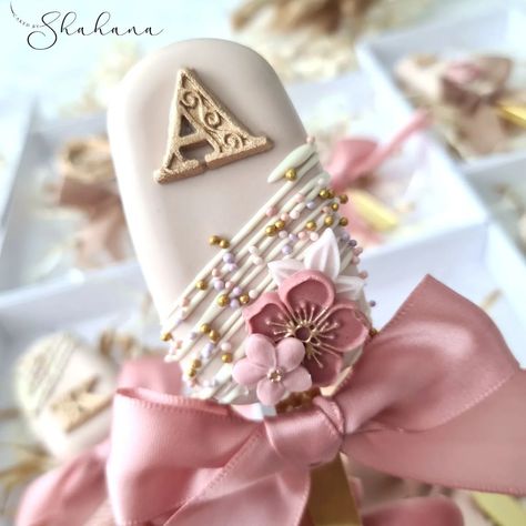 Cakesicles With Names, Bow Desserts, Princess Cakesicles, Wedding Cakesicles, Birthday Cakesicles, Cake Sickles, Cake Sicles, Cakesicles Ideas, Elegant Cake Pops