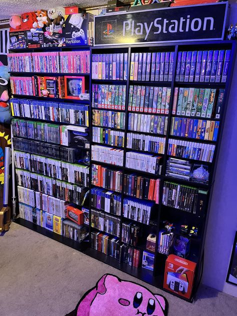 Retro Gaming Bedroom, Vintage Gaming Room, Modern Game Room Ideas, Gamer Room Aesthetic, Retro Gamer Room, Gamer Collection, Nerdy Room, Retro Gaming Room, Geek Office