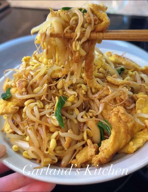 Recipes With Bean Sprouts Stir Fry, Bean Sprout Recipes Stir Fry, Stir Fried Bean Sprouts, Stir Fry Bean Sprouts, Shrimp Fried Rice With Bean Sprouts, Bean Sprout Recipes, Sweets For Diabetics, Egg Snacks, Chinese Egg