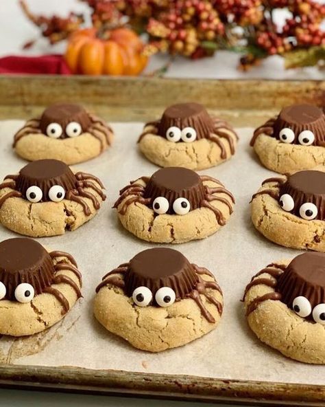 Peanut Butter Spider Cookies, Snack Halloween, Kiss Cookie Recipe, Peanut Butter Cups Recipe, Halloween Spiders, Spider Cookies, Halloween Cookies Decorated, Halloween Treats Easy, Delicious Thanksgiving