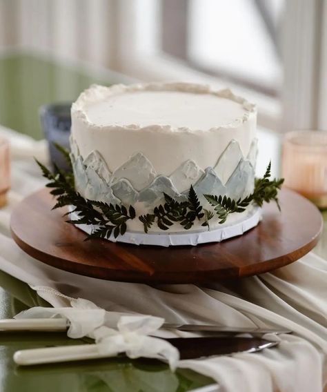 Adventure Wedding Cake, Simple Mountain Wedding Cake, Small Mountain Wedding Cake, Wedding Cake Designs Winter, Mountain Themed Cake, Mountain Theme Engagement Party, Mountain Small Wedding, Simple Elopement Cake, Pacific Northwest Wedding Decor