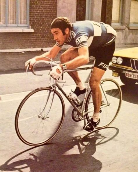 Eddy Merckx Bike, Road Bicycle Racing, Bicycle Track, Cycling Pictures, Vintage Cycles, Bicycle Race, Cycling Bicycles, Cycling Art, Road Bicycle