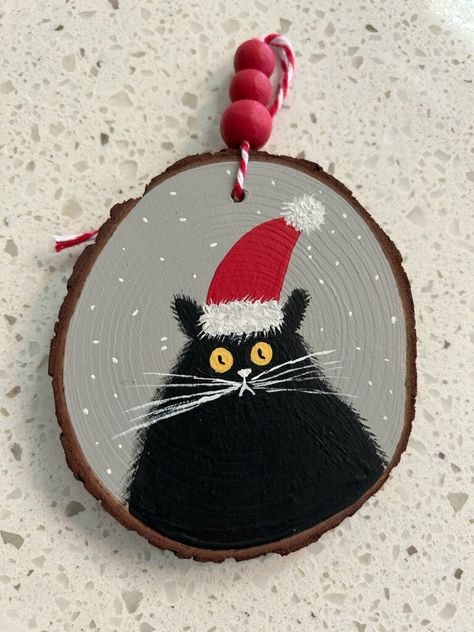 Homemade Glass Ornament Ideas, Painted Cat Ornaments, Black Cat Christmas Ornament, Woodslice Decoration Christmas, Diy Cat Christmas Ornaments, Wood Burnt Ornaments Diy, Ordiment Ideas Painting, Christmas Ornaments On Wood Slices, Diy Cat Ornaments