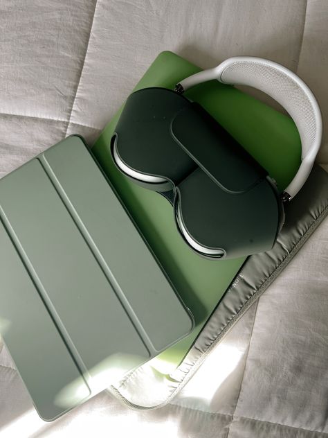 Best Ipad Case, Apple Air Max Headphones, Ipad Air Green, Green Imac, Air Max Headphones, Green Ipad Aesthetic, Apple Air Max, Green Ipad Air, Ipad Case Green