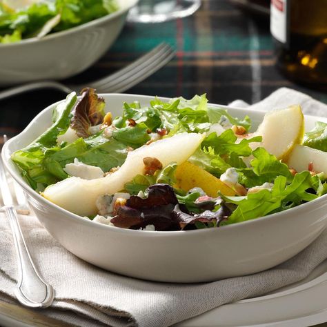 Mesclun Salad Recipes, Mesclun Salad, Christmas Salad Recipes, South Beach Diet Recipes, Spring Mix Salad, Side Salad Recipes, Yummy Salads, Pear Salad, South Beach Diet