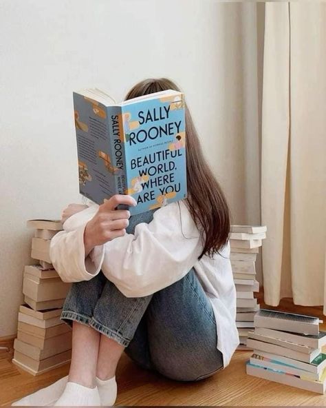 Pictures With Books Photography, Aesthetic Book Pic Ideas, Book Aesthetic Pictures For Instagram, Cute Book Photos, Book Photoshoot Ideas At Home, Book Blogger Photography, Bookstagram Aesthetic Simple, Poses With Books Reading, Book Pics Instagram