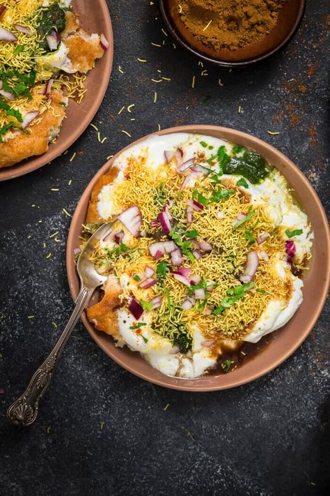 Aloo Tikki Chaat platter Chaat Photography, Chaat Platter, Dahi Chaat, Aloo Tikki Chaat Recipe, Dahi Aloo, Aloo Tikki Chaat, Aloo Tikki Recipe, Desi Snacks, Street Food Recipes