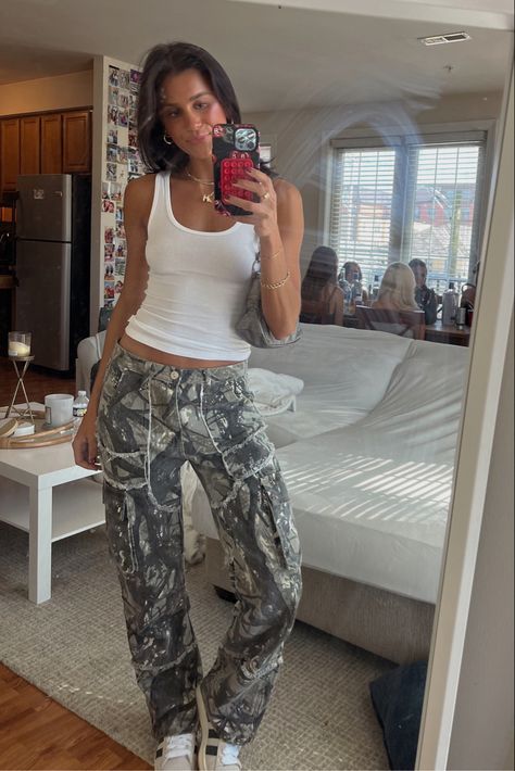 Aesthetic Camo Outfit, Camo Pants Outfit Women, Camo Jeans Outfit, Camo Aesthetic, Camo Pants Outfit, Camo Outfits, Nashville Outfits, Camo Cargo Pants, Chill Outfits