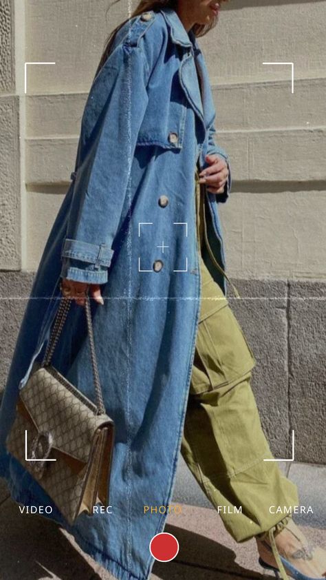 Denim Trench Coat Outfit Street Chic, Long Blue Jean Jacket Outfits, Denim Trench Coat Outfit 2024, Jean Trench Coat Outfit, Loose Coat Outfits, Jeans Trench Coat Outfit, Jean Coat Outfit, Denim Coat Street Style, Long Jean Jacket Outfits