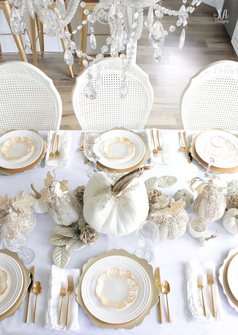 Elegant Thanksgiving Table In White & Gold #thanksgivingtable #thanksgivingdecorations #falltablescape #falltable #velvetpumpkins #glitterpumpkins #zgalleriemoment #hotskwash #whiteandgold #placesetting #glamdecor White And Gold Table Setting, White Thanksgiving Decor, Gold Thanksgiving Table, White And Gold Table, Thanksgiving Table Settings Elegant, Elegant Thanksgiving Table, Halloween Chic, Gold Table Setting, Elegant Thanksgiving