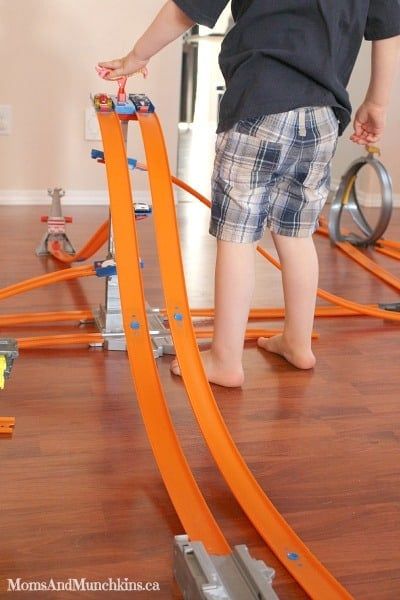 Hot Wheels Set Up, Hot Wheels Track Ideas, Hot Wheels Track Storage, Monster Truck Themed Bedroom, Hot Wheels Cars Storage, Hotwheels Track, Hot Wheels Race Track, Backyard Kids, Hot Wheels Track Builder