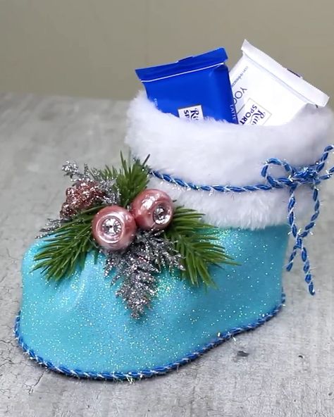 Diy Candy Ornaments Christmas, Xmas Stockings Ideas, Christmas Shoes Diy, Flip Flop Craft, Christmas Fair Ideas, Diy Christmas Candy, Christmas Treats Holders, Christmas Boots, Diy Santa