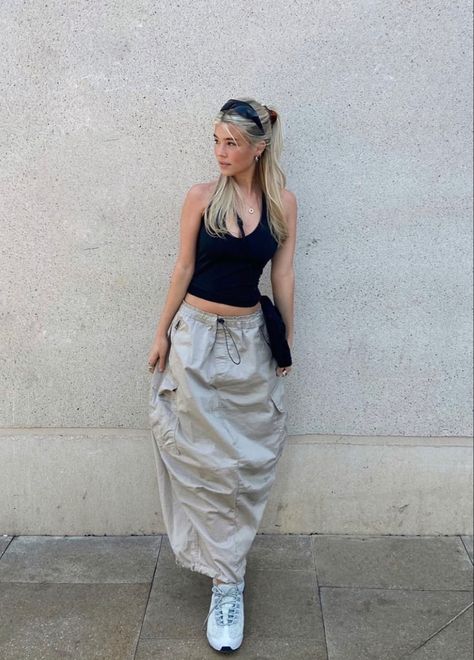 Maxi Skirt Sneakers, Cargo Outfits, Skirt Sneakers, Cargo Skirt Outfit, Skirt Outfits Aesthetic, Beige Cargo, Casual Party Outfit, Maxi Skirt Outfits, Fits Inspo