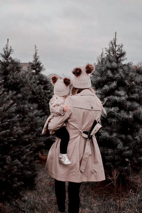 Christmas Pictures Outfits, Mom And Baby Outfits, Christmas Baby Pictures, Mother Daughter Photoshoot, Winter Family Photos, Mommy Daughter Outfits, Baby Christmas Photos, Kids Winter Fashion, Mother Daughter Outfits