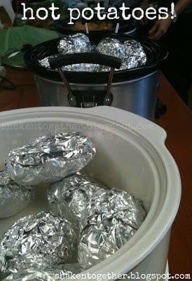 Slow Cooker Baked Potatoes, Crockpot Potatoes, Crock Pot Baked Potatoes, Baked Potato Bar, Slow Cooker Baking, Making Baked Potatoes, Potato Bar, Potato Toppings, Rustic Ideas