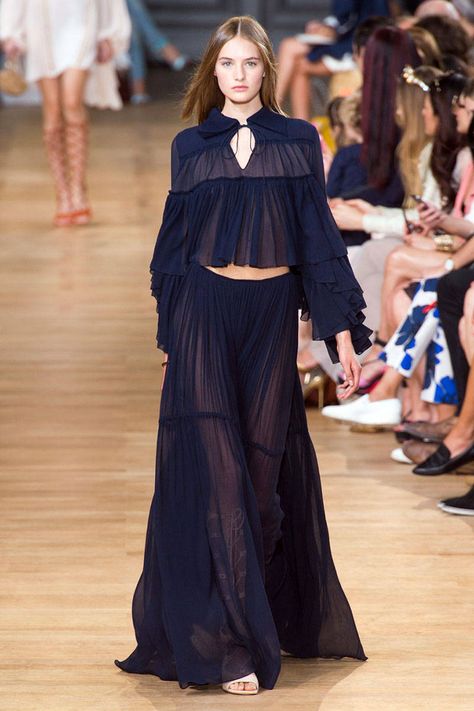 Chloe Spring 2015 showcases the fluidity and grace of spring's lightest fabrics.   - HarpersBAZAAR.com London Fashion Weeks, 2015 Fashion, Estilo Boho, Fashion Week Spring, London Fashion Week, Blue Dress, Paris Fashion, Runway Fashion, Paris Fashion Week