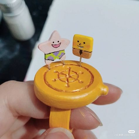 Hello Kitty Getting Arrested, Spongebob Pottery, Clay Spongebob, Spongebob Clay, Spongebob Crafts, Sculpture Art Clay, Tanah Liat, Clay Diy Projects, Sponge Bob