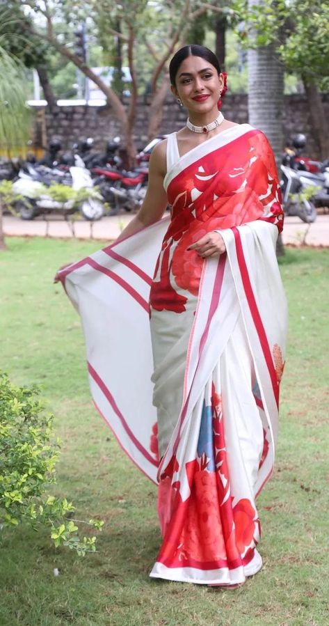 Ivory Silk Saree, Red And White Saree, Ivory Saree, Retro Indian, Sita Ramam, Saree Styling, Sleeveless Blouse Designs, Mrunal Thakur, Saree Wearing Styles