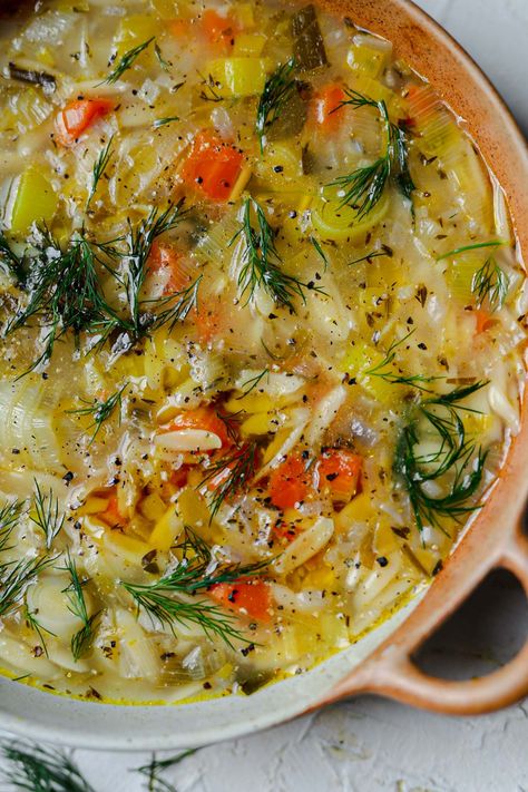 Orzo Leek and Dill Soup Minimalist Baker Soup Recipes, Vegetarian Recipes New Years Eve, Spring Soups Recipes, Polish Vegan Recipes, Polish Soup Recipes, Vegan Leek Recipes, Uses For Dill, Lemon Dill Soup, Clear Broth Soup Recipes