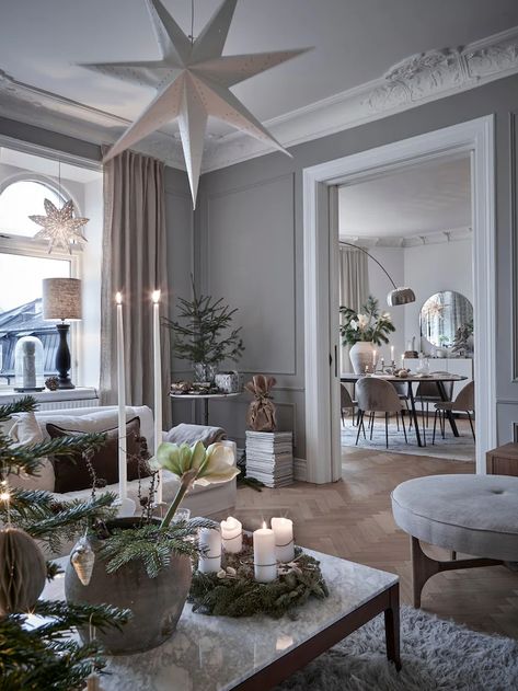 Denice renoverade lägenheten i pampig... | Leva & bo Classic Wall Design, Elegant Holiday Decor, Elegant Apartment, Minimalist Tree, Simple Ornaments, Flocked Tree, Contemporary Home Interior, Christmas Elegant, White Fairy Lights