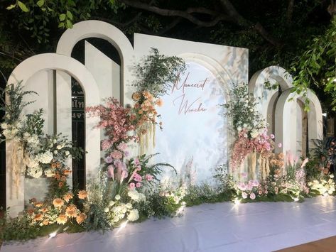 Elegant Wedding Buffet Set Up, Outdoor Wedding Stages, Stage Wedding Backdrop, Outdoor Wedding Stage Ideas, Diy Wedding Backdrop Outdoor, Wedding Stage Ideas Backdrops, Wedding Reception Stage Design, Wedding Stage Backdrop Receptions, Wedding Backdrop Design Indoor Elegant