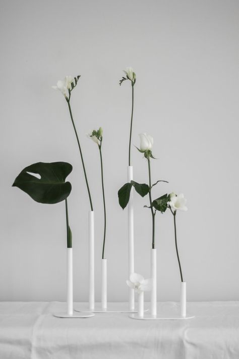 Minimalist Centerpiece, Auckland Wedding, Modern Centerpieces, White Centerpiece, Vase White, Minimalist Flowers, Wedding Vases, Vase Centerpieces, Table Flowers