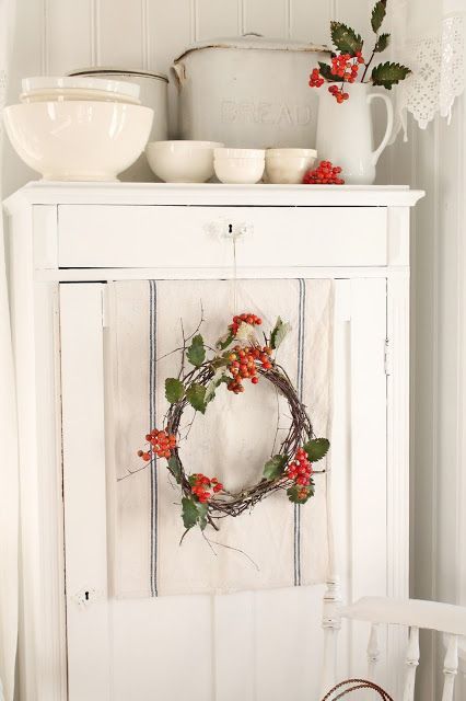 common ground : Ideas on Styling a Cabinet or Cupboard Top Natal Country, Garden Butterfly, Vibeke Design, Garden Hacks, Cottage Christmas, Fake Nail, Baby Diy, Primitive Christmas, Noel Christmas