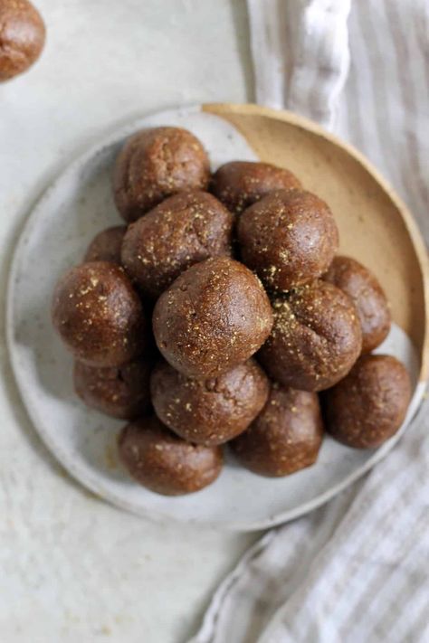 Gingerbread Energy Bites | Healthy Gingerbread Balls - Hummusapien Gingerbread Energy Bites, Gingerbread Balls, Gingerbread Protein, Oatmeal Balls, Healthy Christmas Treats, Energy Bites Healthy, Gingerbread Cookie Dough, Gluten Free Gingerbread, Healthy Christmas