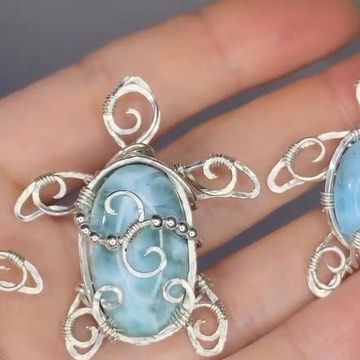 Wire Wrapping Tutorial on Instagram: "It is full of cuteness in the end but these designs are sooo difficult to shape and get the flippers right & At least it gets a little easier each year, and I discover more efficient techniques every time I practice. I do this for all of you turtle lovers out there e I hope you love these new designs! Repost @druzy_daze #turtlelove #turtlejewelry #seaturtles #larimarstone #oceanlife #oceanart #crystalturtle #malachite #wirewrapping #turtlenecklace #jewel Wire Wrapped Turtle Pendant, Wire Wrap Turtle, Wire Wrapped Turtle, Aesthetics Accessories, Beaded Turtle, Wrapping Tutorial, Turtle Crafts, Jewelry Knowledge, Wire Wrapping Tutorial