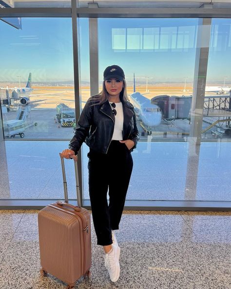 Airport Joggers Outfit, Airport Bags Travel, Airport Outfit Joggers, Airport Looks Women, Airport Pose, Outfit Argentina, Aero Look, Comfy Airport Outfit, Comfortable Travel Outfit