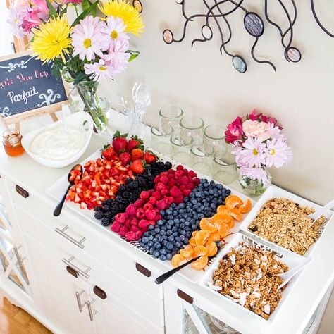 3 Tips for Perfect Brunch Yogurt Parfait Bar!!! Effortless, yet chic this colorful make-your-own-parfait bar is easy to put together and is sure to impress. #brunch #yogurtparfaitbar #brunchmenu #bridalshower #springbabyshower Yogurt Parfait Bar, Parfait Bar, Kids Yogurt, Graduation Brunch, Fest Mad, Brunch Bar, Brunch Decor, Yogurt Bar, Breakfast Party