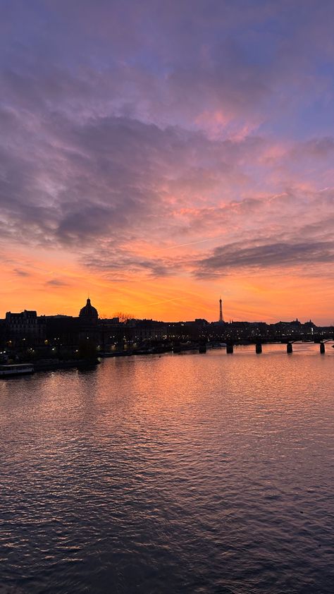 #paris #sunset #photography Ethereal Paintings, Sunset Sky Photography, Sunset Paris, Paris Sunset, Feed Insta, Cityscape Photography, Pretty Landscapes, Aesthetic Vibes, Sunset Sky