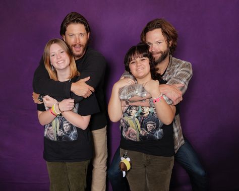 Supernatural Photo Op Ideas, Supernatural Photo Op, Photo Op Ideas, Jensen And Jared, Supernatural Convention, Cute Photo, Photo Op, Cute Photos, Picture Ideas