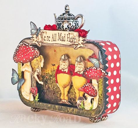 Wonderland Crafts, Mint Tin Crafts, Tin Ideas, Alice In Wonderland Crafts, Wonderland Decorations, Altoid Tin, Altoids Tins, We're All Mad Here, Altered Tins