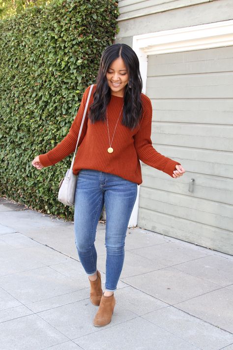 rust orange sweater + skinny jeans + taupe booties + grey purse Rust Top Outfit, Rust Orange Sweater, Orange Sweater Outfit, Pull Orange, Sweater And Jeans Outfit, Orange Outfits, Grey Purse, Rust Sweater, Orange Pullover