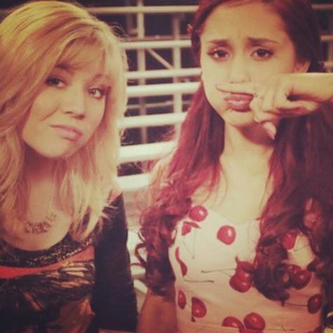 Sam and cat! New showw ahhhh!! I want to aee it! jennette mcCurdy and Ariana Grnde Jennette Mccurdy, Mac Miller Ariana, Paznokcie Hello Kitty, Icarly And Victorious, Liz Gilles, Ariana Grande Facts, 2013 Swag Era, Sam & Cat, Sam And Cat