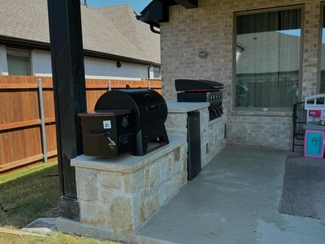 Outdoor Kitchen made of Stone , Pellets Smoker and Blackstone Flattop w/ Air-fryer and Chiseled Stone Countertop .. Simple Outdoor Kitchen Blackstone, Offset Smoker Outdoor Kitchen, Built In Smoker Outdoor Kitchen, Built In Traeger Outdoor Spaces, Outdoor Kitchen With Smoker, Smoker Outdoor Kitchen, Outdoor Countertop, Chiseled Stone, Simple Outdoor Kitchen