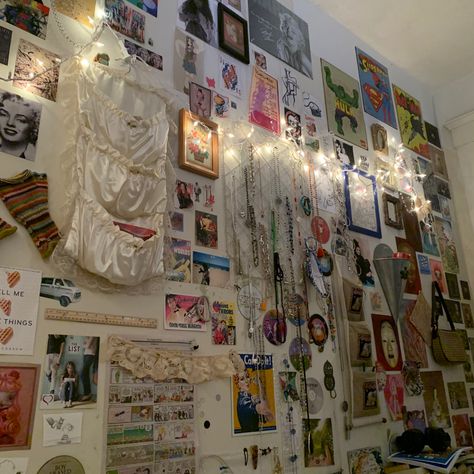 Trash Room Ideas, Aesthetic Cluttered Room, Messy Vintage Room, Messy Wall Aesthetic, Junk Room Aesthetic, Postcards Aesthetic Wall, Clutter Wall Decor, Postcard Collage Wall, Cluttered Wall Aesthetic