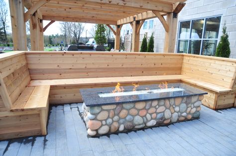 Pergola With Built In Seating, Pergola Built In Seating, Fire Pit Bench, Fire Area, Outdoor Grill Area, Corn Crib, Garden Seating Area, Corner Seating, Wooden Deck