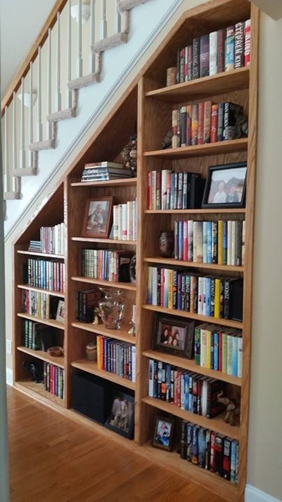 Stairway Built In Shelves, Stairway Bookcase, Hallway With Bookshelves, Books Under Staircase, Reading Space Under Stairs, Under Steps Bookshelf, Bookcase In Stairs, Staircase Library Bookshelves, Book Shelf Ideas Under Stairs